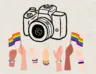 Un appareil photo en haut, de mains avec des drapeau lgbt en pas.