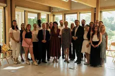 Photo de groupe prise lors de la discussion entre Karin Prien et Marie Barsacq avec des jeunes de France et d'Allemagne