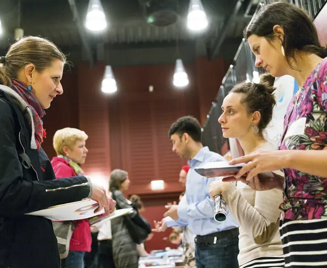 Besucher:innen des DFJW-Infotags in Potsdam