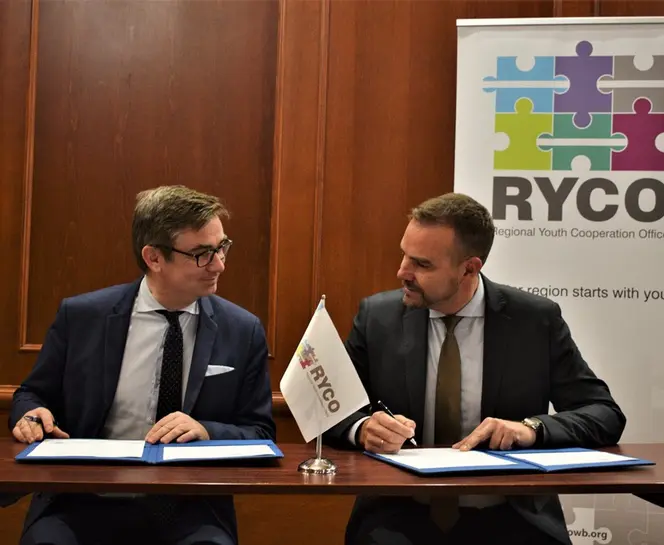 Tobias Bütow et Đuro Blanuša lors de la signature du memorandum of understanding entre l'OFAJ et RYCO