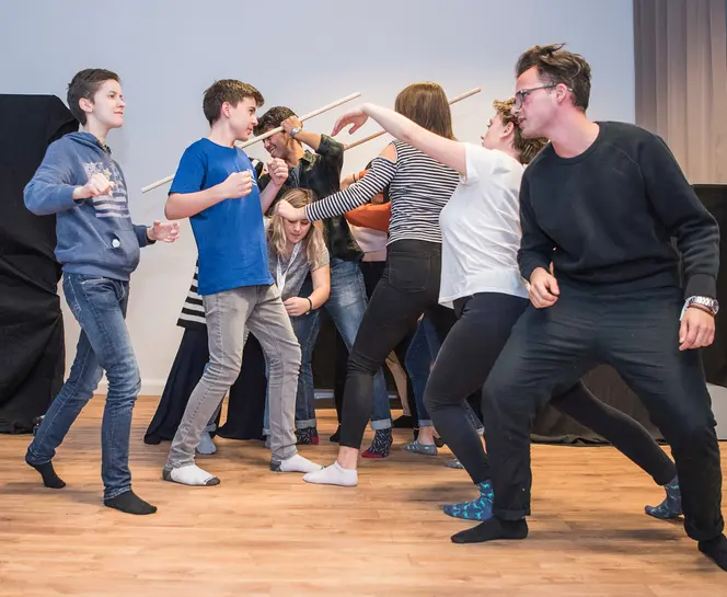 Jeunes participants à une pièce de théâtre