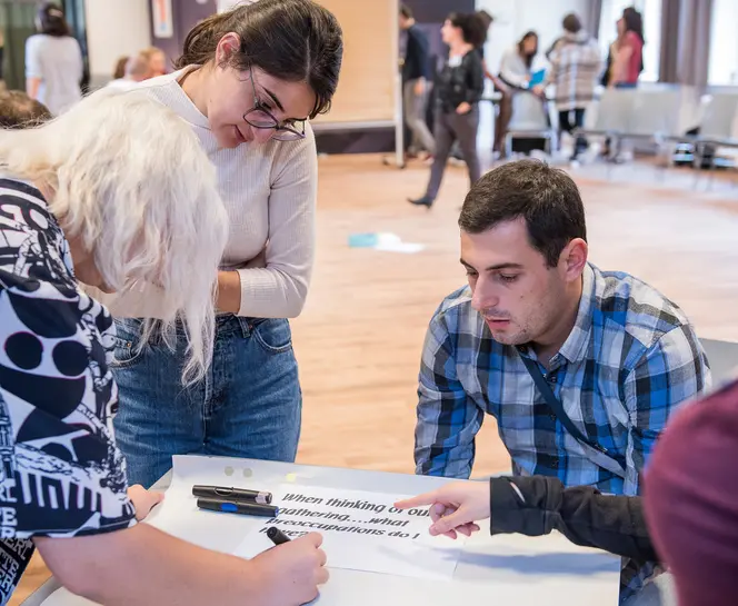 Des participantes et participants en plein échange