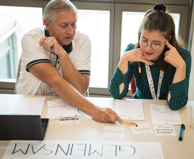 Deux participants à un forum interculturel