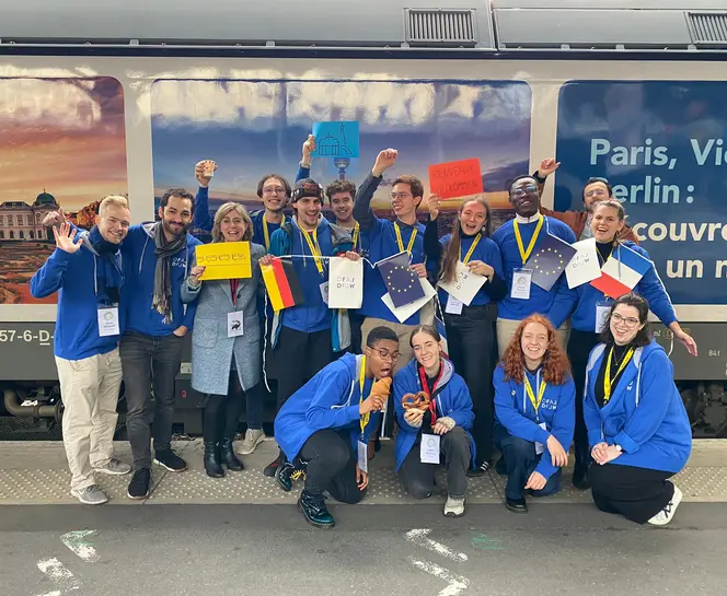 Les Jeunes Ambassadrices et Ambassadeurs OFAJ sur le quai.