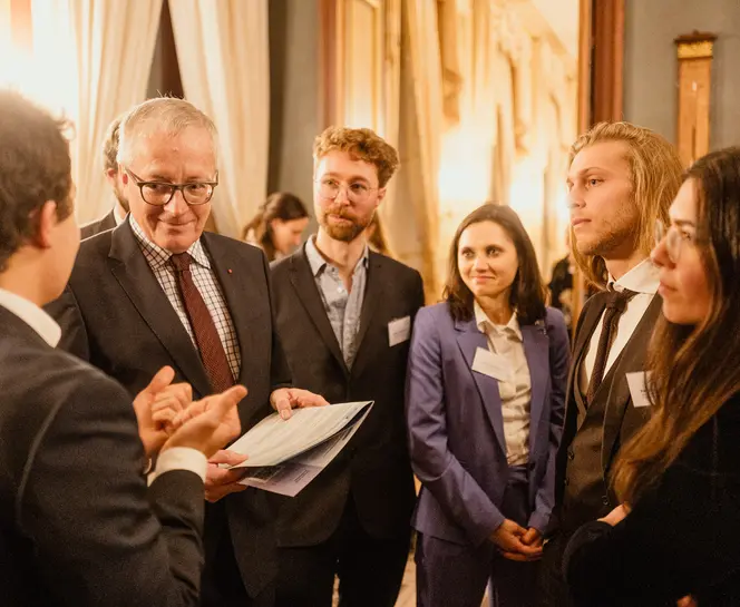 Les membres de la génération Europe presentent leur recommandations à Stephan Steinlein