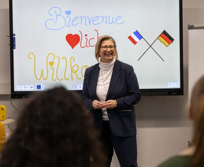 Anke Rehlinger devant la classe