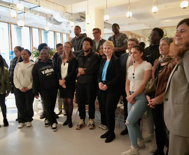Manuela Schwesig rencontre des jeunes de l’association parisienne Espoir 18