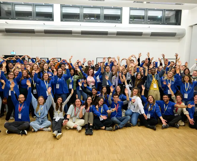 Photo de groupe de la promotion 2024/2025 des Jeunes Ambassadrices et Ambassadeurs OFAJ