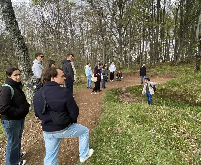 Les participantes et participantes visitent les champs de bataille près de Verdun