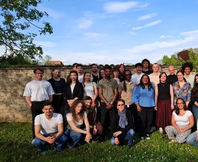 Photo de groupe des participantes et participants « Young Voices for a Shared Remembrance – From memory to action »