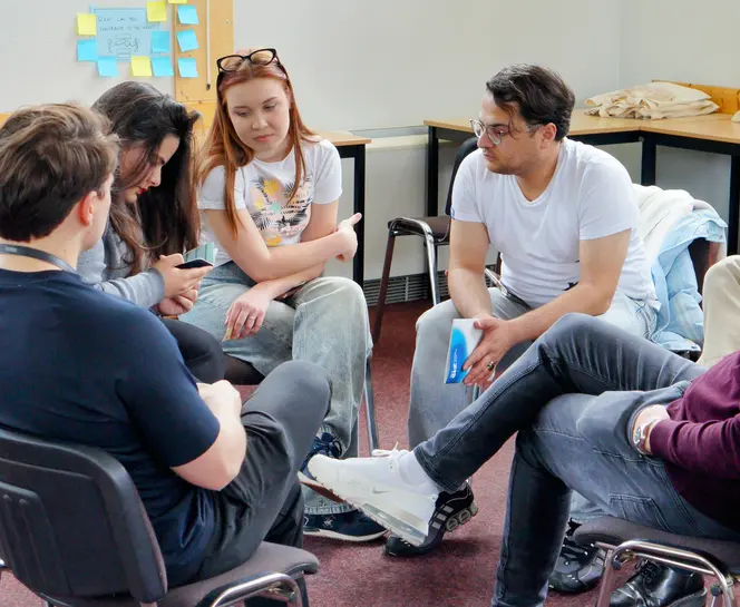Les participantes et participants discutent lors d'un atelier