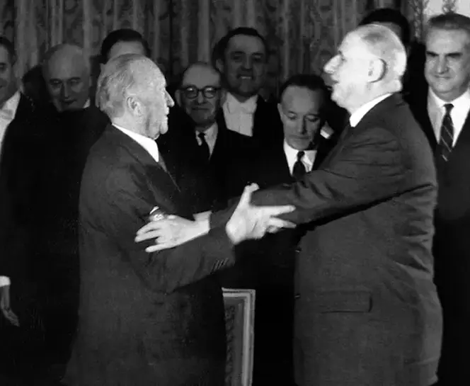 Bundeskanzler Konrad Adenauer (links) und der französische Präsident Charles de Gaulle (rechts) unterzeichnen am 22. Januar 1963 den Élysée-Vertrag.