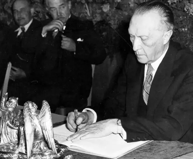 Konrad Adenauer unterzeichnet am 23. Mai 1949 das Grundgesetz.