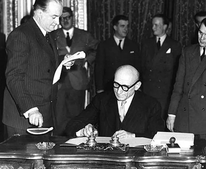 Der französische Minister für europäische Angelegenheiten, Robert Schuman, unterzeichnet am 9. Mai 1950 im Salon de l’Horloge im Quai d’Orsay die Schuman-Erklärung