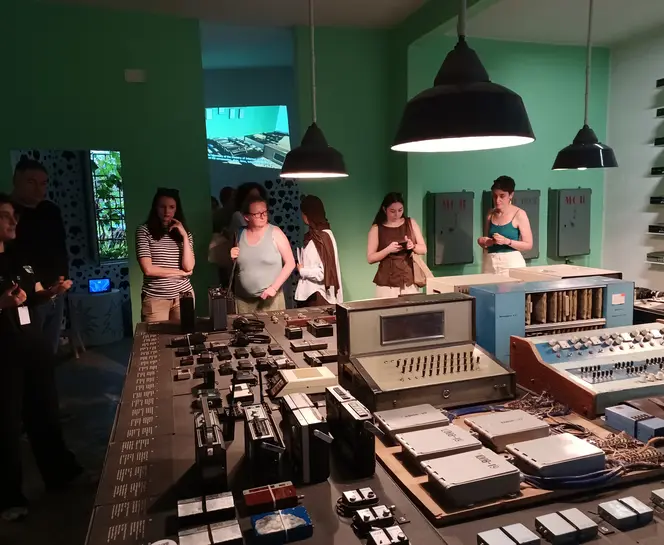 Les participantes et participants visitent un musée de sciences