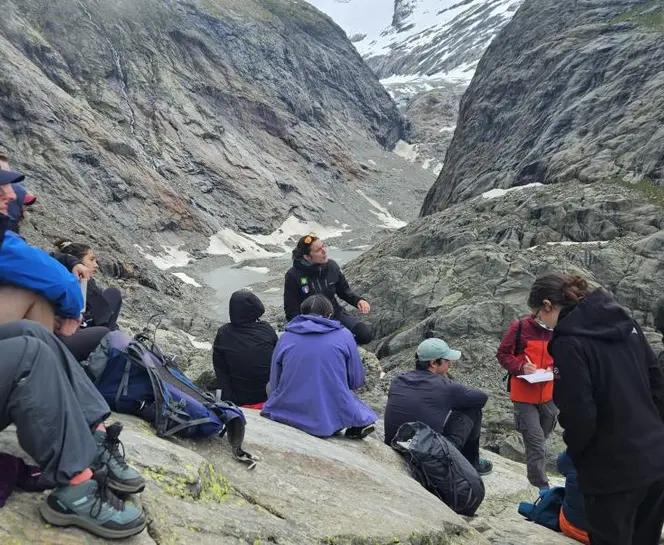 Discussion en face du glacier de Tré-la-Tête.