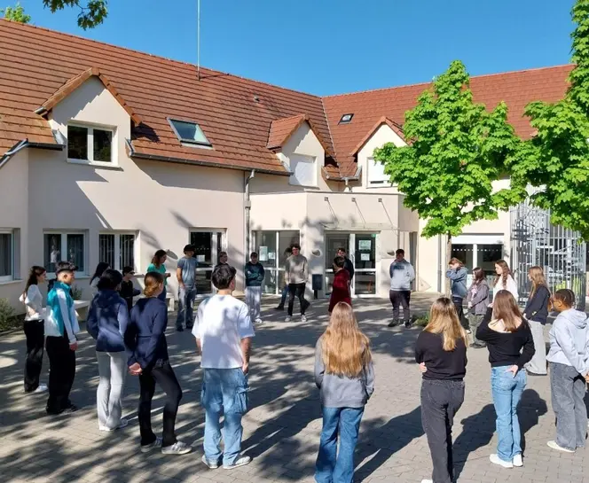 Des élèves devant une école