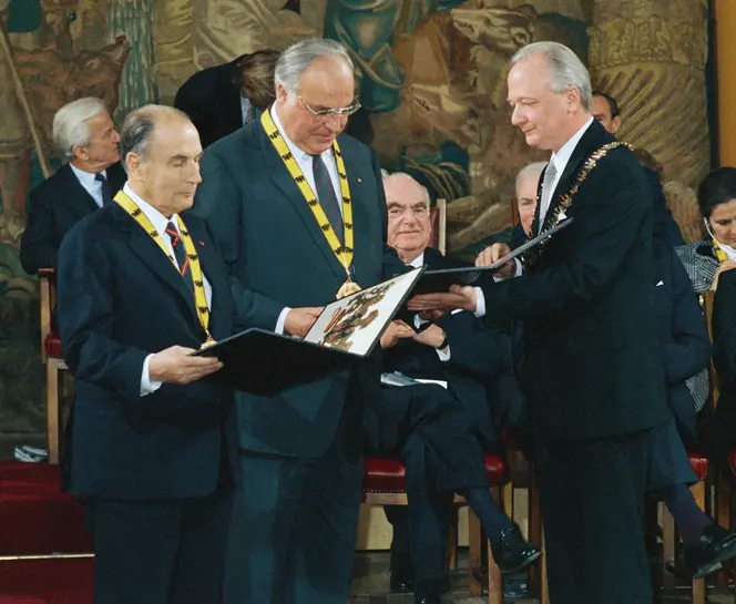 Prix Charlemagne décerné au chancelier Kohl et au président français Mitterrand en 1988