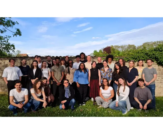 Photo de groupe des participantes et participants « Young Voices for a Shared Remembrance – From memory to action »