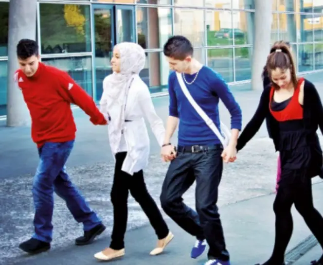 Quatre jeunes se tenant la main