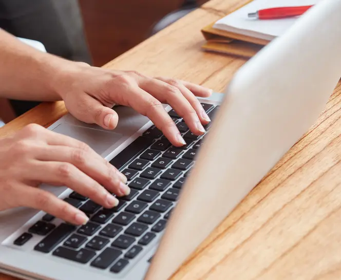 informatiker-arbeitet-am-laptop-computer.jpg